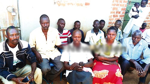 Lấy cùng lúc ba chồng, người phụ nữ không biết cha của con mình là ai-1