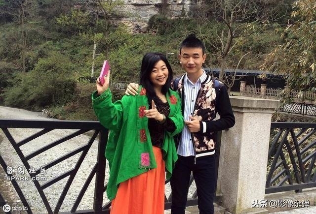 Cặp đôi đăng kí kết hôn bị từ chối gây phẫn nộ, vừa nhìn mọi người liền hiểu lý do-1