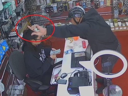 Kẻ gian lừa rút tiền ngay trên tay cô gái bán hàng