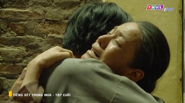 Tiếng sét trong mưa kết khác bản gốc, khán giả tranh cãi kịch liệt-1