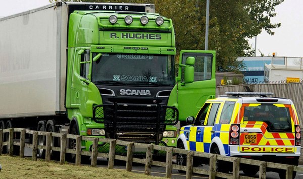 Clip: Cảnh sát Anh truy đuổi gắt gao 2 chiếc xe tải, nghi là xe chở người nhập cư trong vụ án 39 thi thể trên container-2