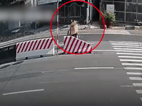 Chuyển làn đột ngột, ôtô tông xe máy khiến 2 người ngã nhào-1