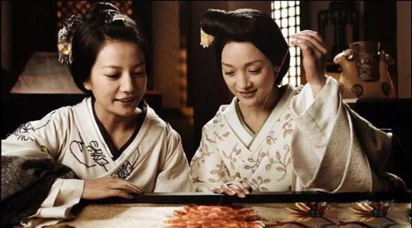 10 năm liền luôn nhớ sinh nhật Châu Tấn, tuy nhiên Trần Khôn chỉ làm duy nhất một lần với Triệu Vy, khiến netizen hoang mang về mối quan hệ giữa cả 3-6