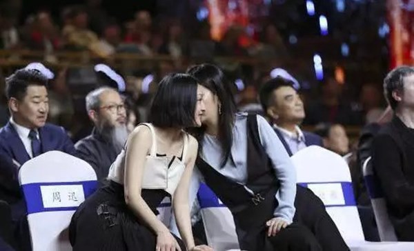 10 năm liền luôn nhớ sinh nhật Châu Tấn, tuy nhiên Trần Khôn chỉ làm duy nhất một lần với Triệu Vy, khiến netizen hoang mang về mối quan hệ giữa cả 3-10