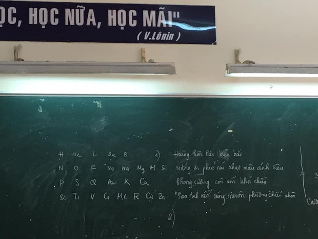 Đến tiết học Hóa nhưng thầy lại viết thơ bắt học trò phân tích, tưởng nhầm ai ngờ đây là mẹo nhớ dai-1