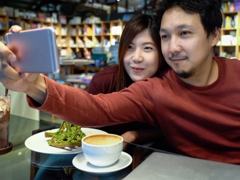Được sếp đã có gia đình quan tâm nhiệt tình, lại còn gọi là “cô bé của tui”, nàng công sở hoang mang vì sợ... đổ!