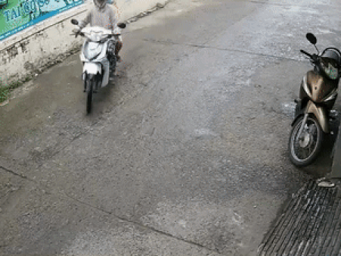 Tài xế xe buýt và xe ôm chốt cửa đánh nhau-1