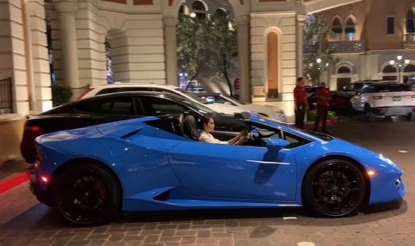 Phạm Hương lại khoe siêu xe bạc tỷ mới tậu, còn quay clip đi dạo vài vòng Las Vegas sương sương cho fan đã mắt”-1