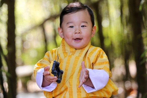 Mới 3 tuổi, tiểu Hoàng tử Bhutan đã thể hiện khí chất ngời ngời của một đấng quân vương trong bức hình mới nhất gây sốt dư luận-2