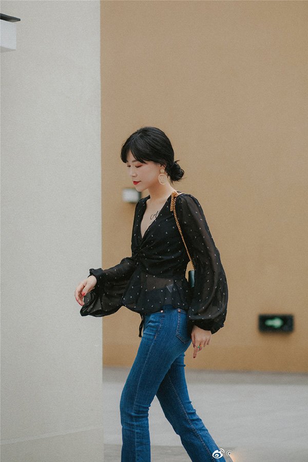 Mới sinh con chưa lâu, bà xã Tuấn Hưng đã liên tục diện đồ gợi cảm, khoe dáng nuột nà-11