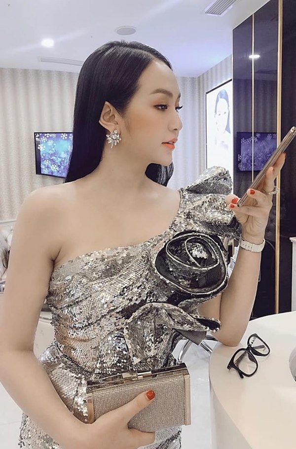 Mới sinh con chưa lâu, bà xã Tuấn Hưng đã liên tục diện đồ gợi cảm, khoe dáng nuột nà-8