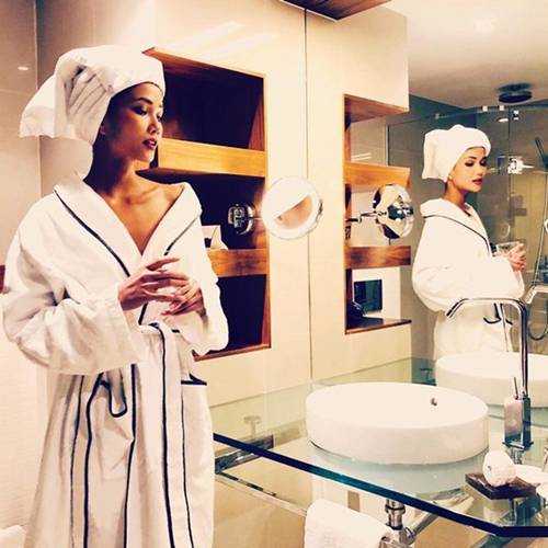 Chỉ diện áo choàng tắm, Phạm Hương, Hà Hồ, Tú Anh vẫn hớp hồn phái mạnh-3