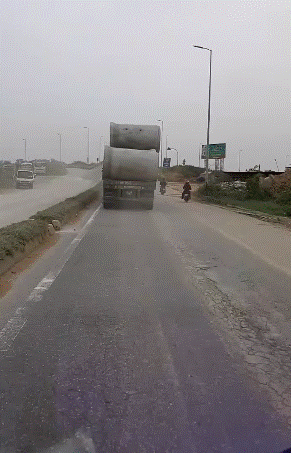 Clip: Hãi hùng nhìn xe tải chở những cột bê tông to khổng lồ di chuyển trên đường khiến các phương tiện đi sau khiếp đảm-1