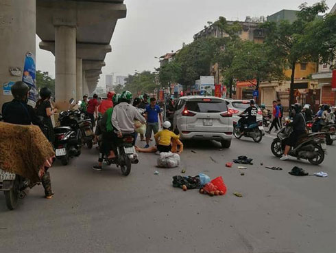 Xe container kéo sập dầm bê tông của công trình hầm chui xa lộ Hà Nội, giao thông ùn ứ kéo dài-3