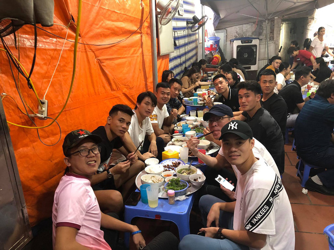 Ấm áp như ông bố trẻ Bùi Tiến Dũng: Gác lại mọi cuộc vui, về nhà phụ vợ chăm con gái trong ngày tuyển Việt Nam nghỉ tập-4