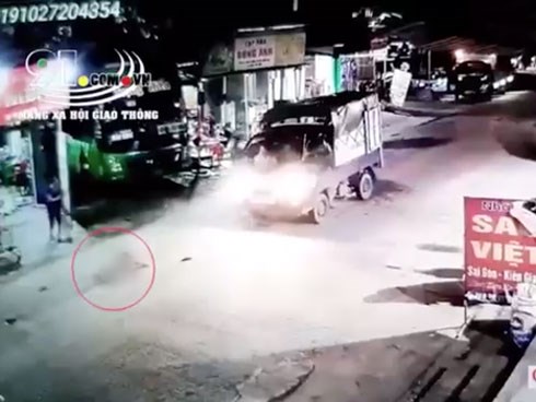 Clip: Kinh hãi cảnh bé gái chạy sang đường đột ngột bị xe tải tông trực diện, văng ra xa nhiều mét