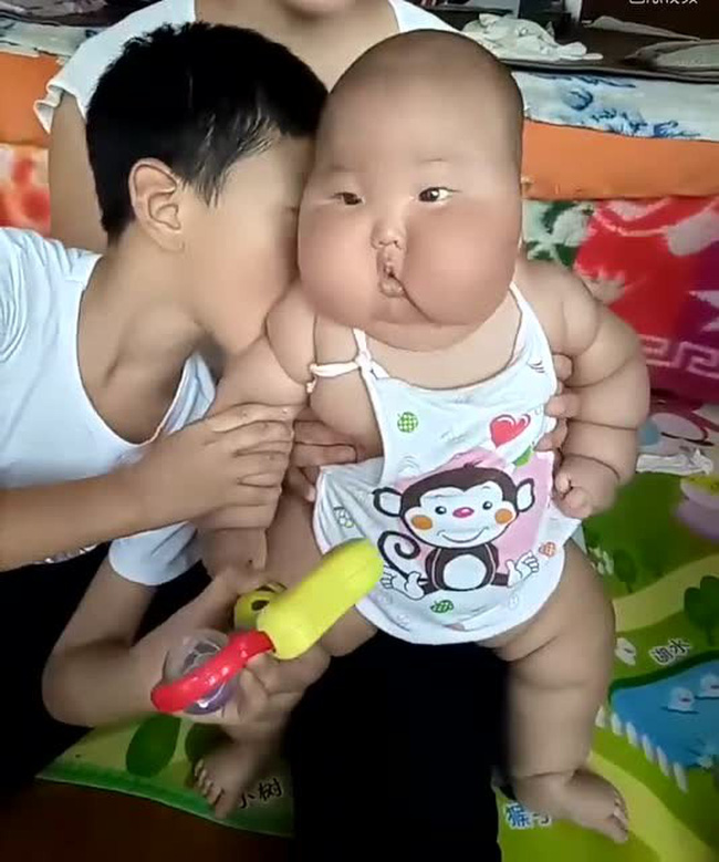 Gửi con trai 1 tuổi cho bà nội chăm sóc, sau nửa năm ngoại hình của bé thay đổi bất ngờ-3