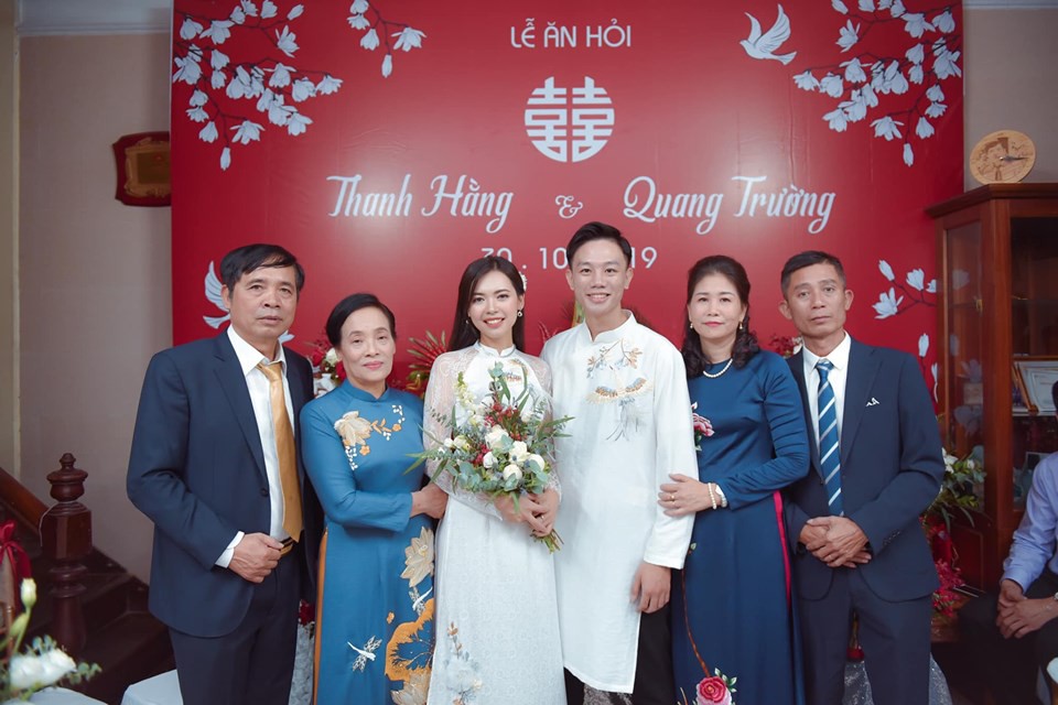 Bức ảnh ăn hỏi gây bão” của đám cưới người nổi tiếng, dàn nữ bê tráp hóa ra lại toàn cực phẩm từ các cuộc thi Hoa hậu thế này-3