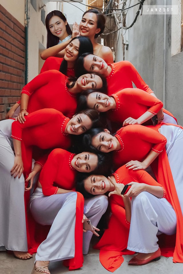 Bức ảnh ăn hỏi gây bão” của đám cưới người nổi tiếng, dàn nữ bê tráp hóa ra lại toàn cực phẩm từ các cuộc thi Hoa hậu thế này-4