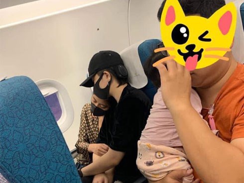 HOT: Hoàng Thùy Linh và Gil Lê bị bắt gặp công khai khoác tay, tựa đầu vào vai nhau ngay trên máy bay
