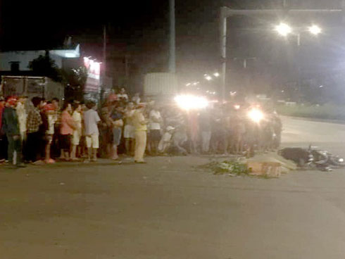 Khoảnh khắc thùng container văng xuống đường làm 2 vợ chồng thương vong: Một phụ nữ thoát chết trong gang tấc-2