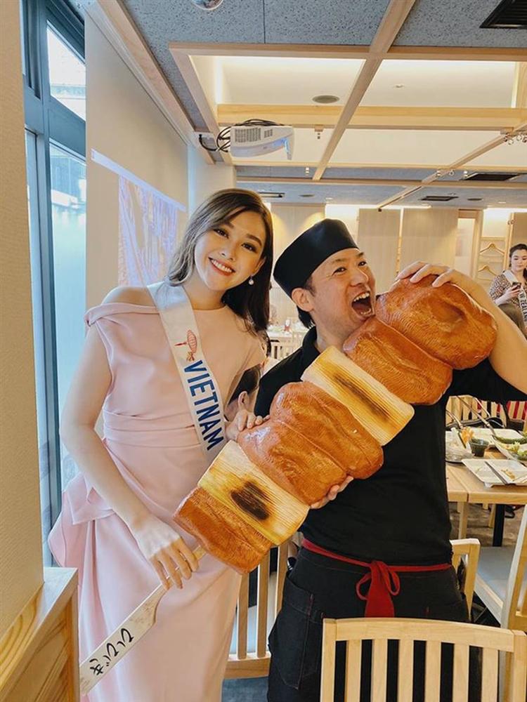Bị sốt cao, Tường San vẫn gợi cảm khi chụp váy dạ hội ở Hoa hậu Quốc tế-3