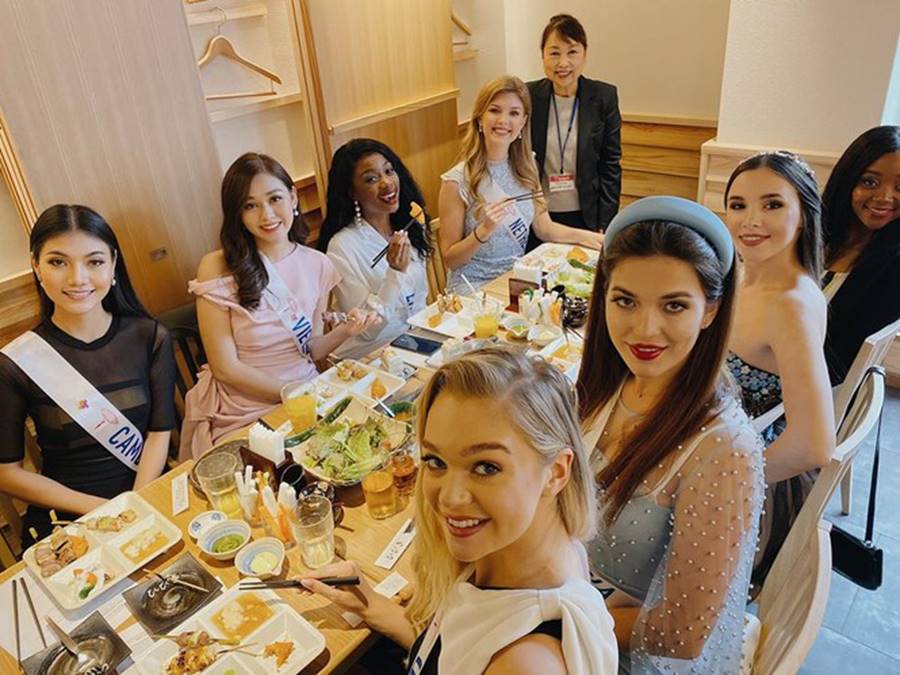 Bị sốt cao, Tường San vẫn gợi cảm khi chụp váy dạ hội ở Hoa hậu Quốc tế-4