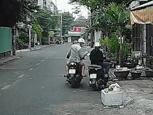 Dùng điện thoại khi lái xe máy, nam thanh niên đâm thẳng vào xe ba gác-1