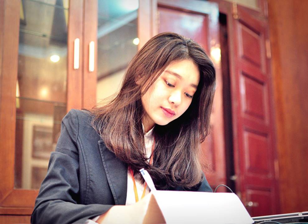 Thủ khoa xinh đẹp trường Kinh tế Quốc dân khiến dân tình choáng váng vì thành tích học tập siêu đỉnh, học 3.5 năm đã tốt nghiệp-11