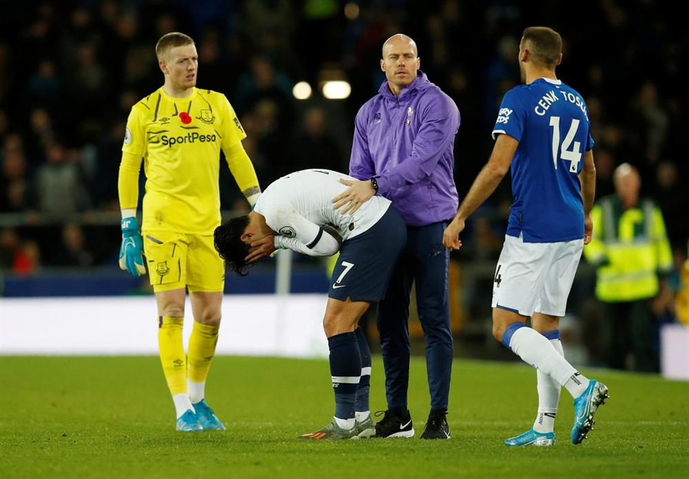 Son Heung-min bật khóc vì làm gãy cổ chân Andre Gomes-8