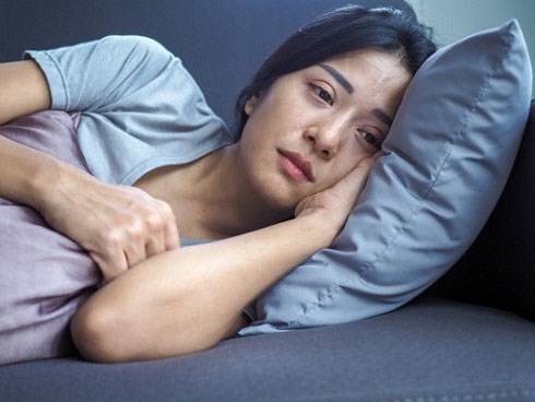 Thấy cốc sinh tố đặt trên bàn mà mẹ chồng đã làm cho mình, chồng tôi vội đổ đi rồi trách móc bà, sự thật hé lộ khiến tôi đứng không vững