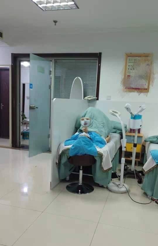 Người phụ nữ nằm trên giường với khuôn mặt trắng bệch khiến ai nhìn cũng hú hồn kinh sợ, nhưng lý do phía sau mới thật bất ngờ-1