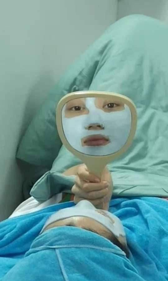 Người phụ nữ nằm trên giường với khuôn mặt trắng bệch khiến ai nhìn cũng hú hồn kinh sợ, nhưng lý do phía sau mới thật bất ngờ-2