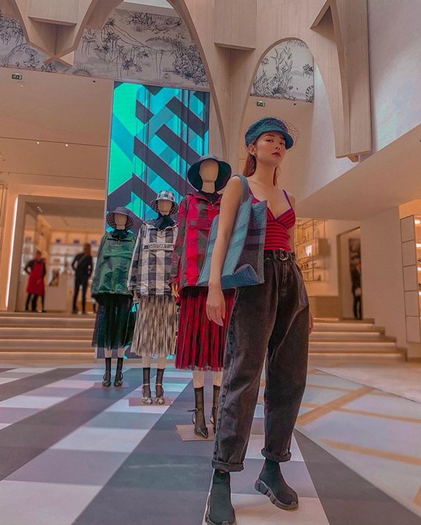 Minh Hằng liên tục mê mẩn áo hai dây khoét bạo khoe hình thể đẹp-9