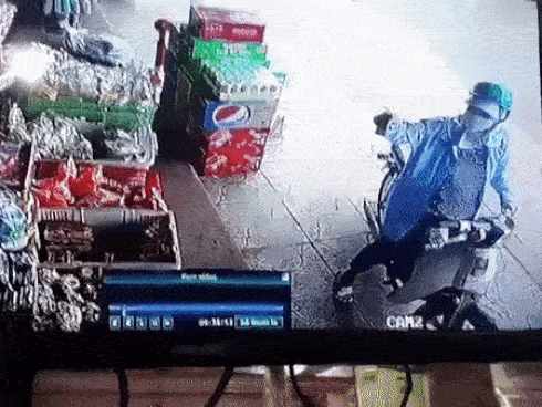 Khoảnh khắc xe tải thoát nạn khi hàng trăm tấn đất đá ập xuống đường-1