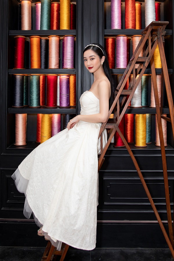 Hương Giang diện đầm cắt xẻ táo bạo khoe dáng nuột - Ngọc Trinh nửa kín nửa hở sang chảnh hết nấc-5