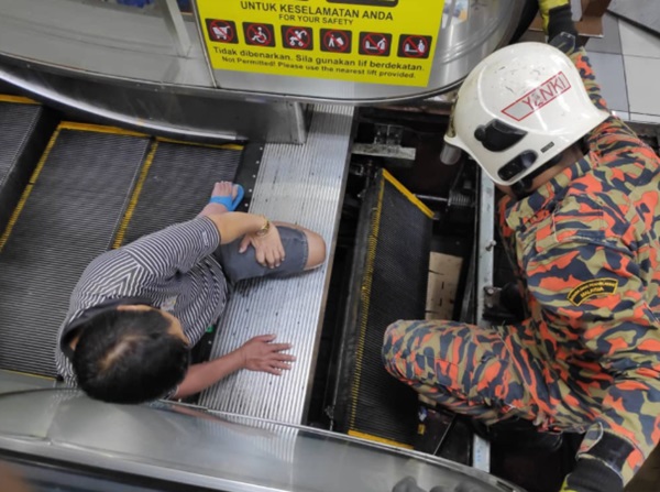 Mang dép lê đi siêu thị, người đàn ông 49 tuổi bị thang cuốn nuốt chửng chân phải-3