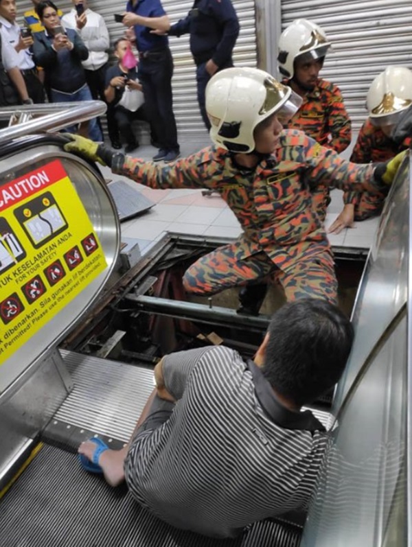 Mang dép lê đi siêu thị, người đàn ông 49 tuổi bị thang cuốn nuốt chửng chân phải-4