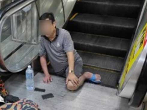 Mang dép lê đi siêu thị, người đàn ông 49 tuổi bị thang cuốn