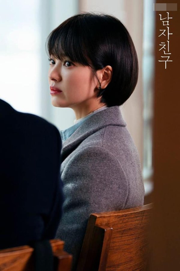 Song Hye Kyo bất ngờ lên sóng với mái tóc tém ngắn cũn, fans dụi mắt mãi mới nhận ra-11