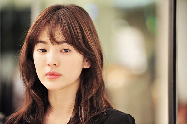 Song Hye Kyo bất ngờ lên sóng với mái tóc tém ngắn cũn, fans dụi mắt mãi mới nhận ra-5