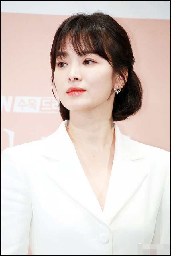 Song Hye Kyo bất ngờ lên sóng với mái tóc tém ngắn cũn, fans dụi mắt mãi mới nhận ra-8