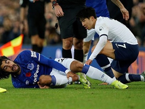 Rợn người với pha tắc bóng bằng cả 2 chân kinh hoàng, làm bùng lên cuộc ẩu đả dữ dội giữa 2 đội bóng tại Argentina-3