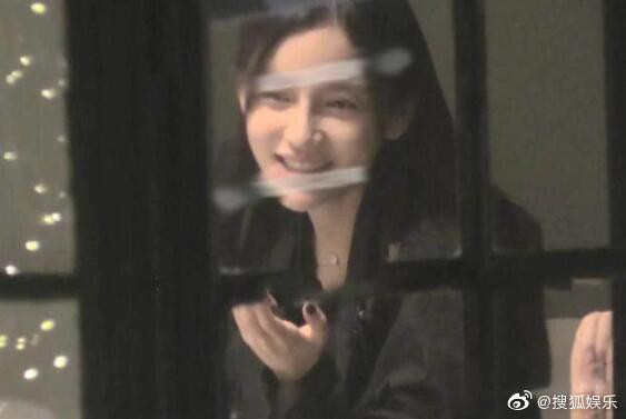 Giữa tin đồn ly hôn Huỳnh Hiểu Minh, Angelababy bị chỉ trích vì hành động sai trái kém văn minh-1