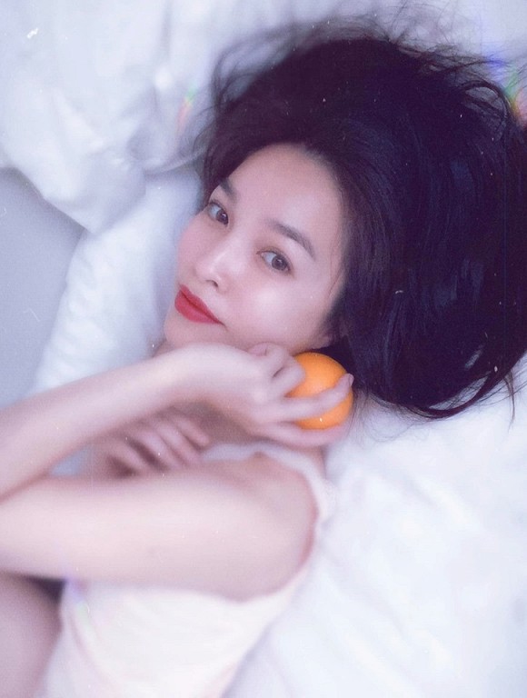 Hiền Thục lả lơi trên giường ngủ làm say mọi ánh nhìn-1