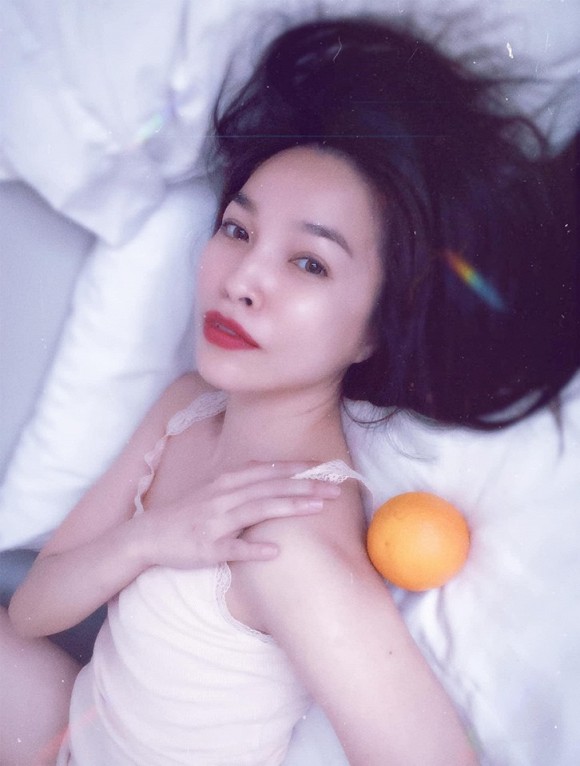 Hiền Thục lả lơi trên giường ngủ làm say mọi ánh nhìn-3