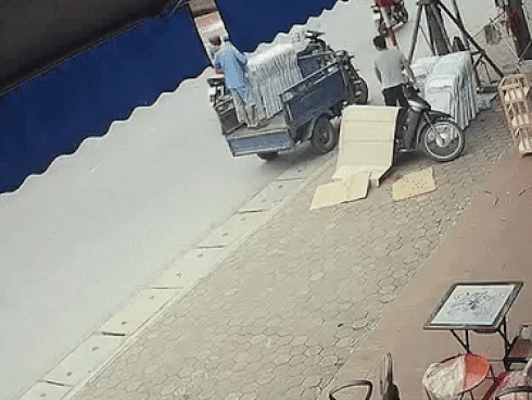 Dùng điện thoại khi lái xe máy, nam thanh niên đâm thẳng vào xe ba gác