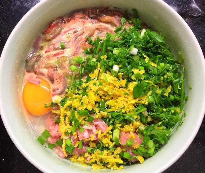 Làm món ăn từ con vật khiến nhiều người khiếp sợ, Văn Mai Hương thấy khổ thân hàng xóm-6