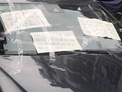 Đỗ xe ở vỉa hè rồi đi uống cafe, lúc quay trở lại tài xế tái mặt khi thấy 4 dòng chữ-4