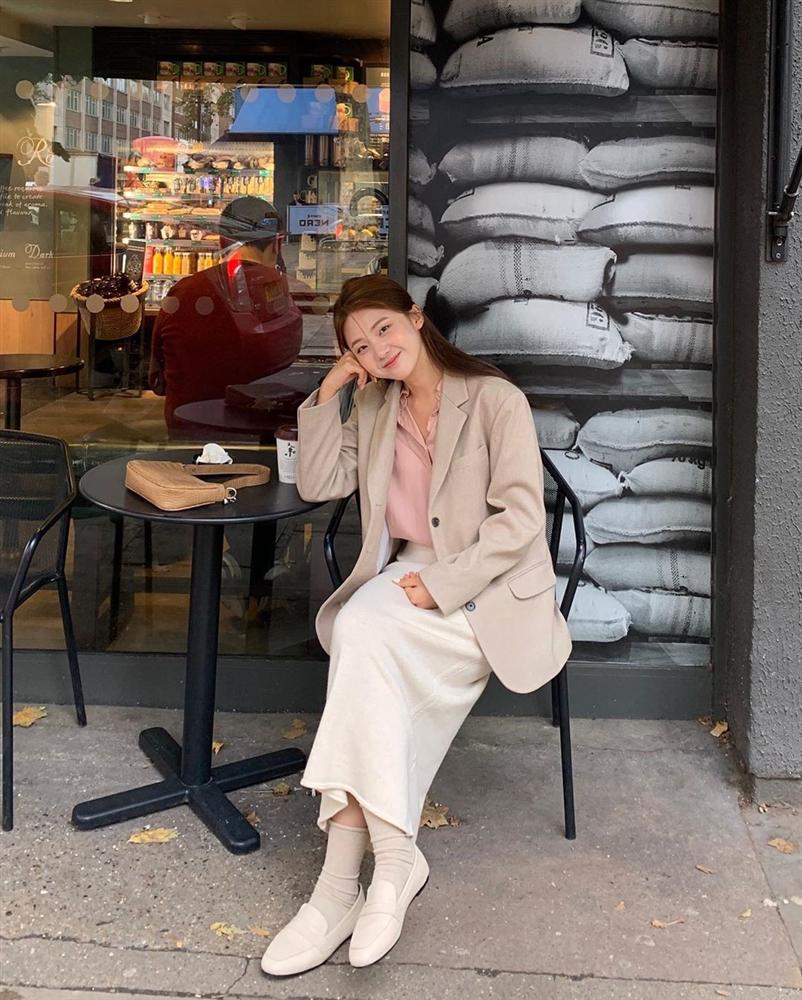 Trời nắng gió khó lường, chị em cứ diện áo sơ mi theo 4 công thức sau là đã sành điệu vô đối-11